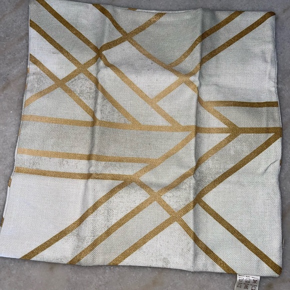 NWT Double Side Printed Cushion Cover Square Pillow Cover White 18”x18” - Picture 2 of 4